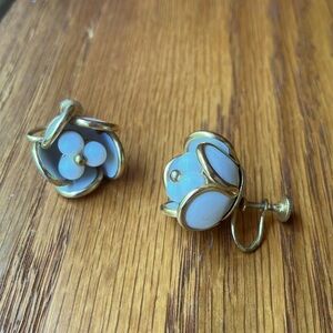 Fun glamourous screw back nonpierced earrings white enamel and plastic flowers